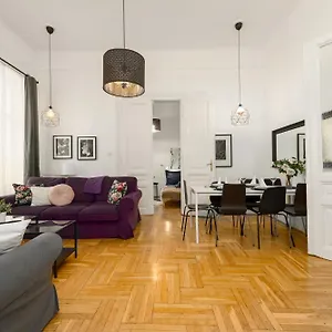 Appartement Black & White At Nyugati Station - 3 Separate Br, Budapest